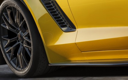 09-z06-revealb1-commo2crop-2-1